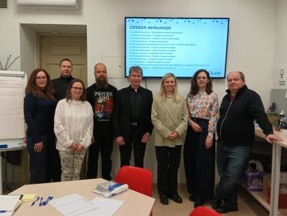 Grupė žmonių stovi eilėje